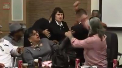 فيديو: شجار وتشابك بالأيدي داخل الكنيست 